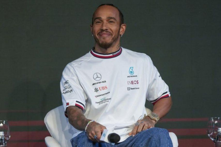 El piloto Lewis Hamilton sonríe durante una conferencia de prensa celebrada en Brasil el 9 de noviembre de 2022.