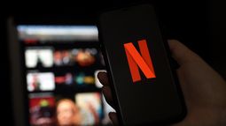 En esta ilustración fotográfica de archivo, las pantallas de una computadora y un teléfono móvil muestran el logotipo de Netflix el 31 de marzo de 2020 en Arlington, Virginia.
