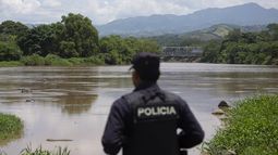 Un agente de la policía nacional salvadoreña observa el río La Paz en la frontera con Guatemala en La Hachadura, El Salvador, es parte de un despliegue de 800 policías y soldados para patrullar los puntos ciegos a lo largo de sus fronteras donde operan contrabandistas de migrantes y delincuentes transnacionales.