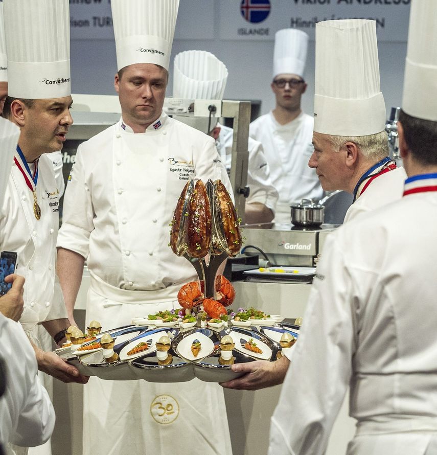 El plato elaborado por el equipo estadounidense se valora por los jueces durante el segundo día de competición de la final mundial del concurso Bocuse dOr.