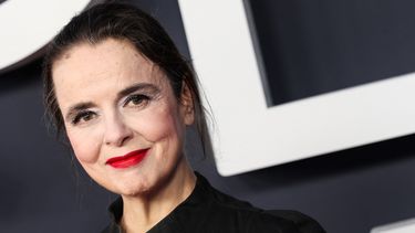 La autora belga Amelie Nothomb posa a su llegada a la entrega de los premios Cesar del cine francés.&nbsp;
