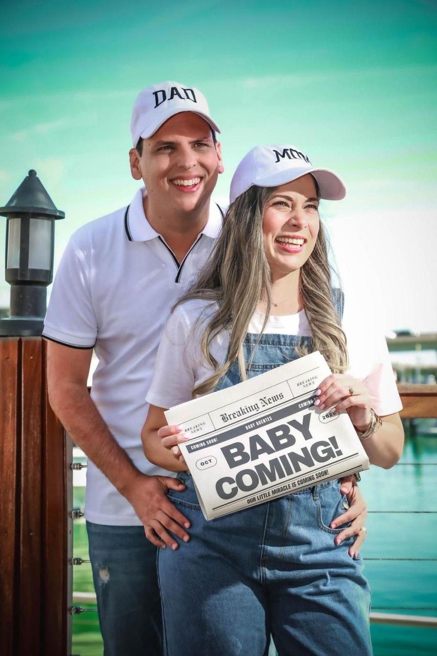 El periodista Alexis Boentes y su esposa, Lili Egue, anuncian que están a la espera de su primer hijo.&nbsp;