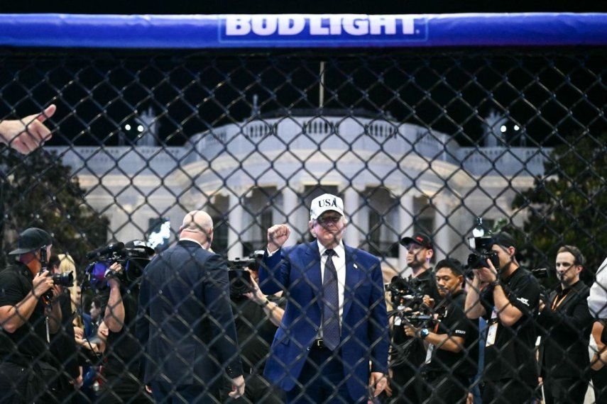 El presidente de los Estados Unidos, Donald Trump, saluda desde el octágono de la UFC Freedom 250 en la Casa Blanca, el 15 de junio de 2026.
