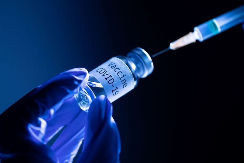Esta imagen tomada el 17 de noviembre de 2020 muestra una jeringa y un frasco que dicen Vaccine COVID-19.&nbsp;