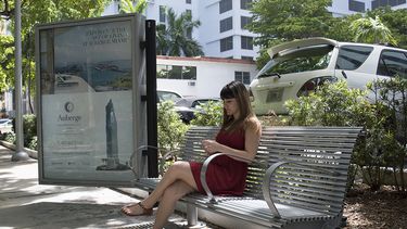 Urban Advertising of America, de Fernando Fraiz Trapote, según un contrato, debía asumir el mantenimiento de las paradas de autobuses en el Condado. (ANDRÉS VARONA)