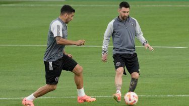 El argentino Lionel Messi conduce el balón frente al uruguayo Luis Suárez, en un entrenamiento del Inter Miami realizado el martes 9 de abril de 2024, en Monterrey, México.