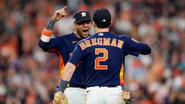 Alex Bregman y el cubano Yuli Gurriel, de los Astros de Houston, festejan la victoria sobre los Yanquis de Nueva York, en el segundo juego de la Serie de Campeonato de la Liga Americana