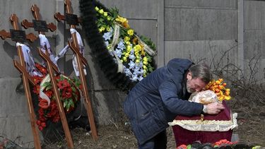 Un pariente llora sobre el féretro de Mykol Goryainiv, de 3 años, que murió con sus padres cuando intentaban huir en un vehículo de una zona de combate en la región de Járkiv, el miércoles 30 de marzo de 2022, durante un funeral en Kramatorsk, Ucrania.&nbsp;