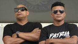 Los músicos cubanos Alexander Delgado, a la izquierda, y Randy Malcom, del dúo Gente de Zona, en el barrio de la Pequeña Habana en Miami durante una manifestación en apoyo del pueblo cubano.