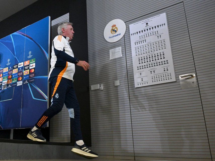 El italiano Carlo Ancelotti, director técnico del Real Madrid, abandona la sala de prensa tras una conferencia, el 18 de febrero de 2025.