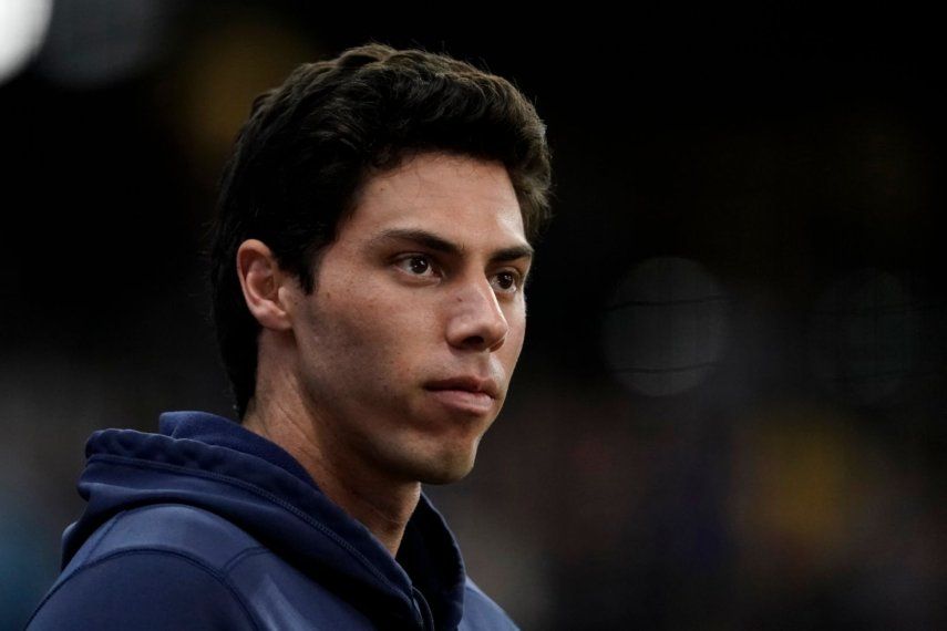 Christian Yelich, de los Cerveceros de Milwaukee,espera el inicio del juego ante los Bravos de Atlanta, el 29 de julio de 2024&nbsp;