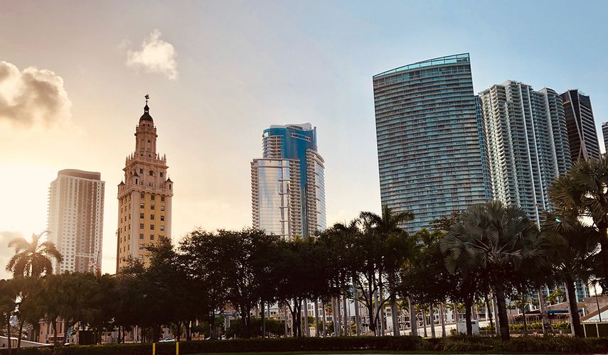 Vista parcial del centro de Miami, donde destaca La Torre de la Libertad, que fue construida en 1925 y antes albergó las oficinas del periódico The Miami News.