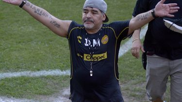 Maradona ha desatado polémicas al emitir fuertes críticas contra árbitros, a los que ha responsabilizó de los malos resultados de sus pupilos, y en la parte final se envolvió en una discusión con hinchas del San Luis, por lo que fue sancionado.