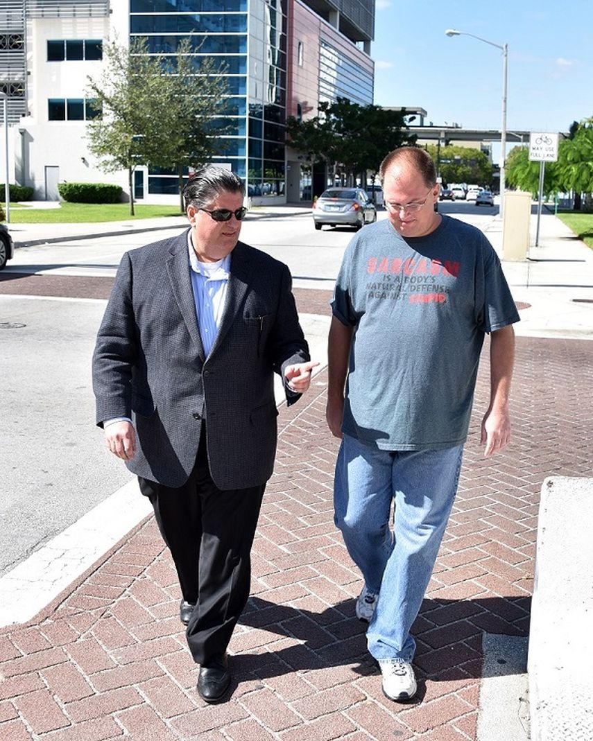 Hoy se entregó el que fungió como candidato fantasma a la justicia para cumplir una condena, en la cárcel, de 30 dìas. 