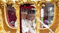El Rey Carlos III y la Reina Camila son transportados en el Gold State Coach, tirado por ocho Windsor Greys, mientras la Procesión de la Coronación pasa por Parliament Square en su camino hacia el Palacio de Buckingham, en Londres, el 6 de mayo de 2023, luego de sus coronaciones.