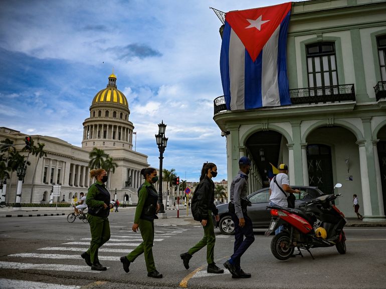 Policías caminan cerca del Capitolio de La Habana, el 15 de noviembre de 2021. La oposición cubana ha dicho que saldrá a las calles como estaba previsto el lunes para exigir la liberación de los presos políticos
