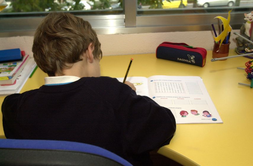 Los menores con ADHD muestran un patrón constante de falta de atención o hiperactividad impulsiva que interfiere con su desempeño y desarrollo, según los Centros de Control y Prevención de Enfermedades (CDC) de EEUU.