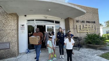 Voluntarios de Florida preparan ayuda para Israel.