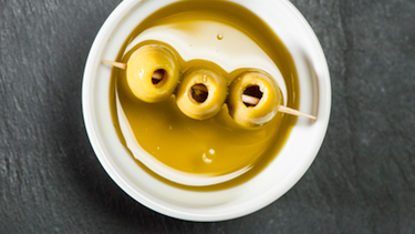 El aceite de oliva es exquisito en muchos platos, pero lo mejor es añadirlo una vez que el plato esté listo, a temperatura natural.