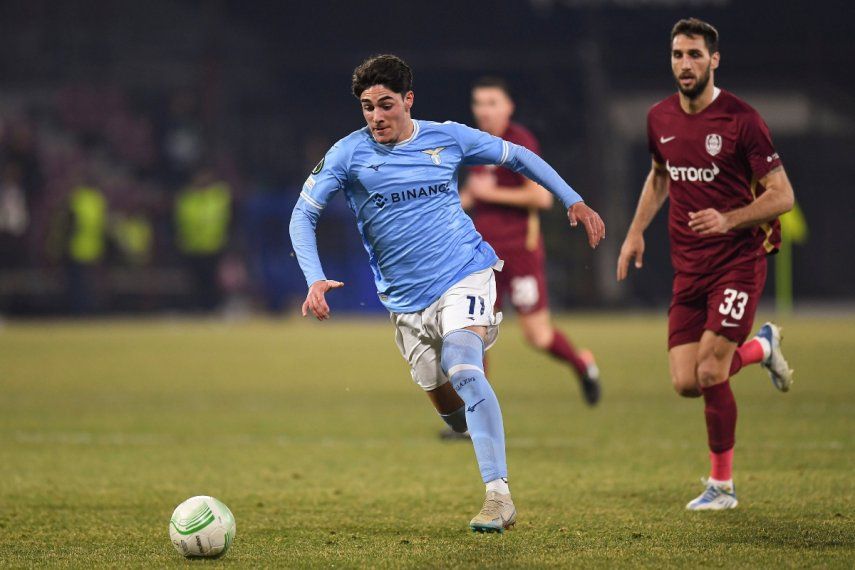 En foto del 23 de febrero del 2023, Matteo Cancellieri de la Lazio patea el balón frente a Denis Kolinger del CFR en el encuentro de los playoffs de la Europa Conference League, en Cluj, Rumania.&nbsp;