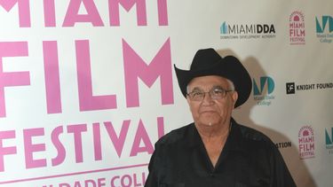 El músico cubano Eliades Ochoa a su llegada a la alfombra roja.