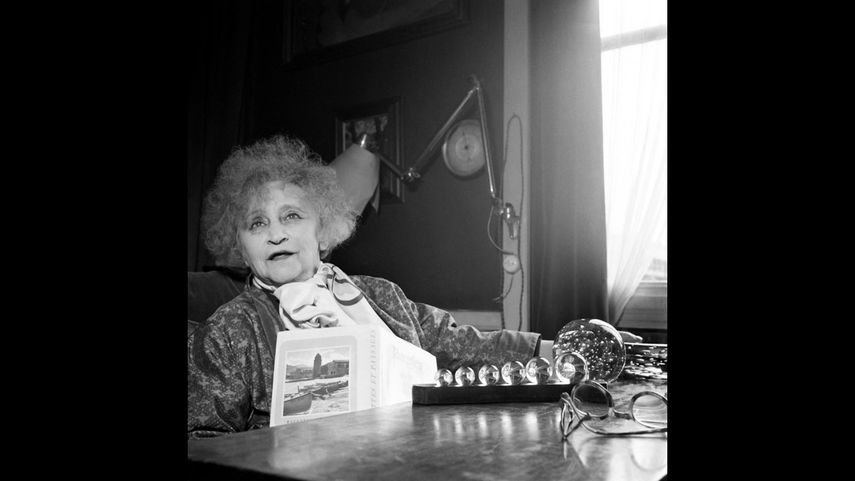 Esta foto de archivo tomada el 16 de octubre de 1952 muestra un retrato de la escritora francesa Colette en su casa en el Palais Royal de París.