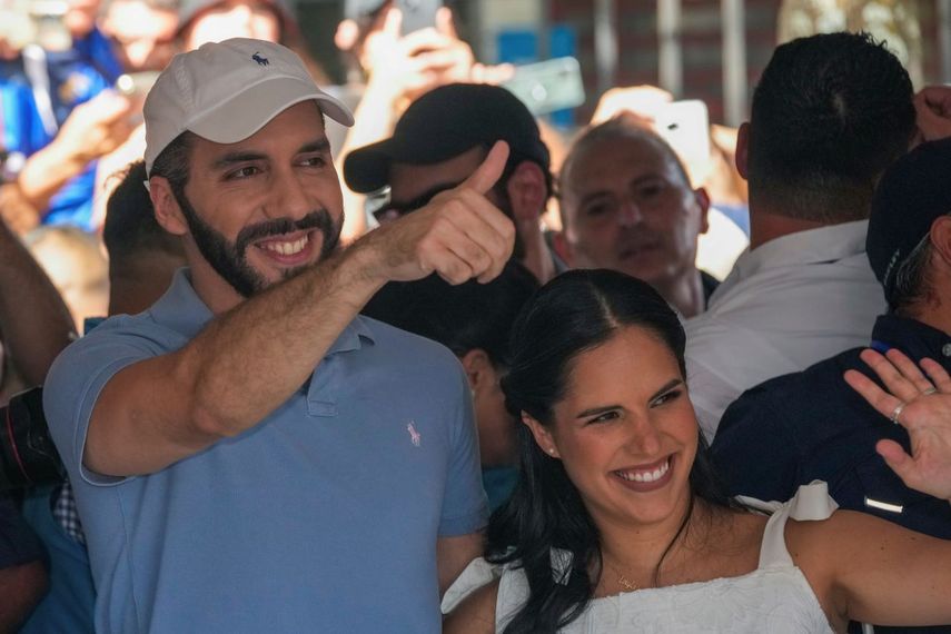 El presidente de El Salvador, Nayib Bukele, que aspira a la reelección, y su esposa Gabriela Rodríguez saludan a sus seguidores después de votar en las elecciones generales, en San Salvador, El Salvador, el domingo 4 de febrero de 2024.&nbsp; &nbsp;