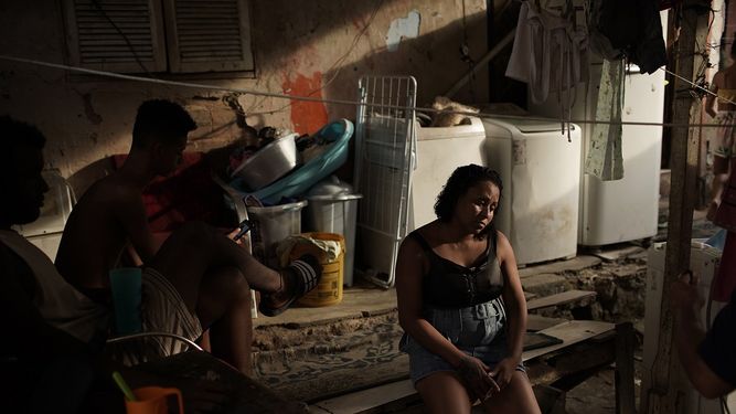 En esta imagen, tomada el 15 de abril de 2020, Leticia Machado, una manicurista y madre de siete hijos que est&aacute; desempleada por la pandemia del coronavirus, sentada en un banco en su casa en la favela de Turano favela, en R&iacute;o de Janeiro, Brasil.&nbsp;