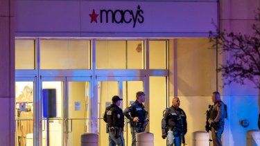 Agentes de la policía vigilan la entrada de un centro comercial, el miércoles 15 de febrero de 2023, en El Paso, Texas.&nbsp;