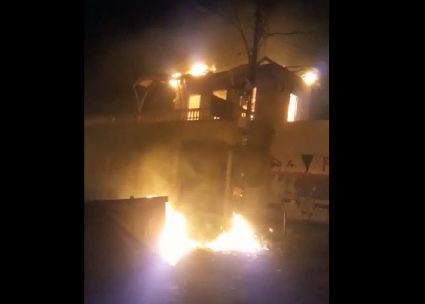 Captura de video del momento cuando un incendio consumía una edificación usada como Casa de la Juventud en memoria del asesinado diputado Robert Serra.&nbsp;