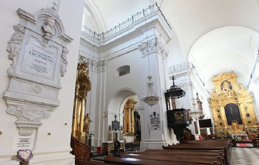 Foto  de la placa conmemorativa y el pilar de la iglesia donde descansa el corazón del compositor Frederic Chopin, en Varsovia, Polonia. (AP). 