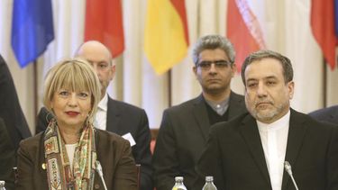 La directora de asuntos pol&iacute;ticos de la Uni&oacute;n Europea Helga Schmid (izq) y el viceministro de relaciones exteriores de Ir&aacute;n Abbas Araghchi (der) en una reuni&oacute;n en Viena el 26 de febrero del 2020.&nbsp;