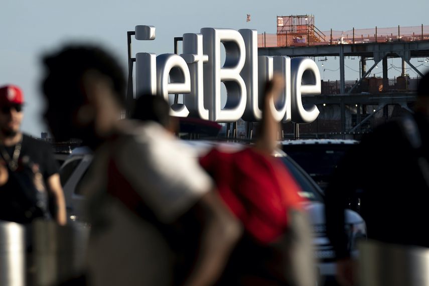 Viajeros pasan junto a un cartel de JetBlue antes del fin de semana feriado del 4 de julio en el Aeropuerto John F. Kennedy el 28 de junio de 2022 en Nueva York.&nbsp;