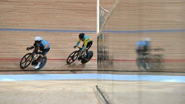 David Beckham Elkatohchoongo (L) de la India y Sergey Ponomaryov (R) de Kazajstán compiten en la final masculina de sprint 1/16 del evento de ciclismo en pista durante los Juegos Asiáticos de 2022 en Hangzhou, en la provincia de Zhejiang, en el este de China, el 27 de septiembre de 2023.  