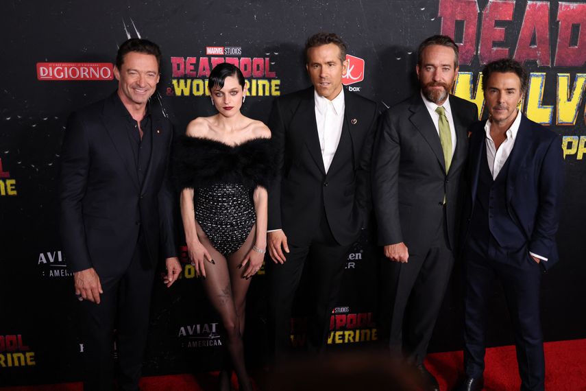 El actor australiano Hugh Jackman, la actriz británica Emma Corrin, el actor canadiense-estadounidense Ryan Reynolds, el actor británico Matthew Macfadyen y el productor canadiense Shawn Levy asisten al estreno de 
