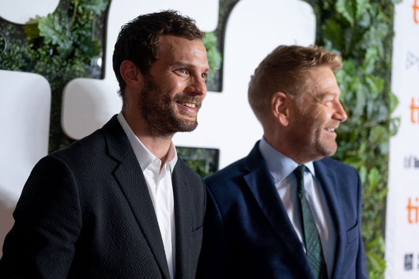 El actor Jamie Dornan (izquierda) y el director y actor inglés Kenneth Branagh llegan para la presentación de gala de Belfast en el Festival Internacional de Cine de Toronto en el Roy Thomson Hall el 12 de septiembre de 2021 en Toronto, Ontario.