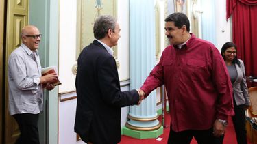 Maduro difundió varias fotografías en Twitter en las que se ve a Zapatero saludar al&nbsp;dictador&nbsp;y departir entre sonrisas con los hermanos Jorge y Delcy Rodríguez.