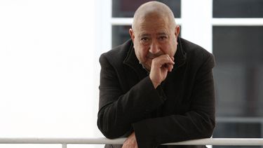 En esta foto de archivo tomada el 9 de noviembre de 2009, el artista francés Christian Boltanski posa en su taller de Malakoff, al sur de París.&nbsp;