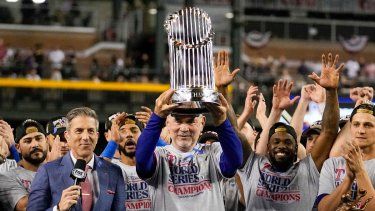 Bruce Bochy, manager de los Rangers de Texas, alza el trofeo de campeón después del Juego 5 de la Serie Mundial de béisbol, luego de vencer a los Cascabeles de Arizona, el miércoles 1 de noviembre de 2023, en Phoenix. Los Rangers ganaron 5-0 para ganar la serie 4-1.&nbsp;