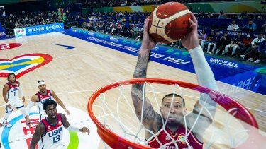 Daniel Theis #10 de Alemania encesta el balón frente a Jaren Jackson Jr. #13 de Estados Unidos en la primera mitad durante el partido semifinal de la Copa Mundial de Baloncesto FIBA en el Mall of Asia Arena en Manila el 8 de septiembre de 2023.