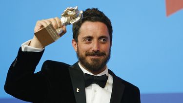El realizador chileno Pablo Larraín recibe el Oso de Plata por su cinta&nbsp;El Club.