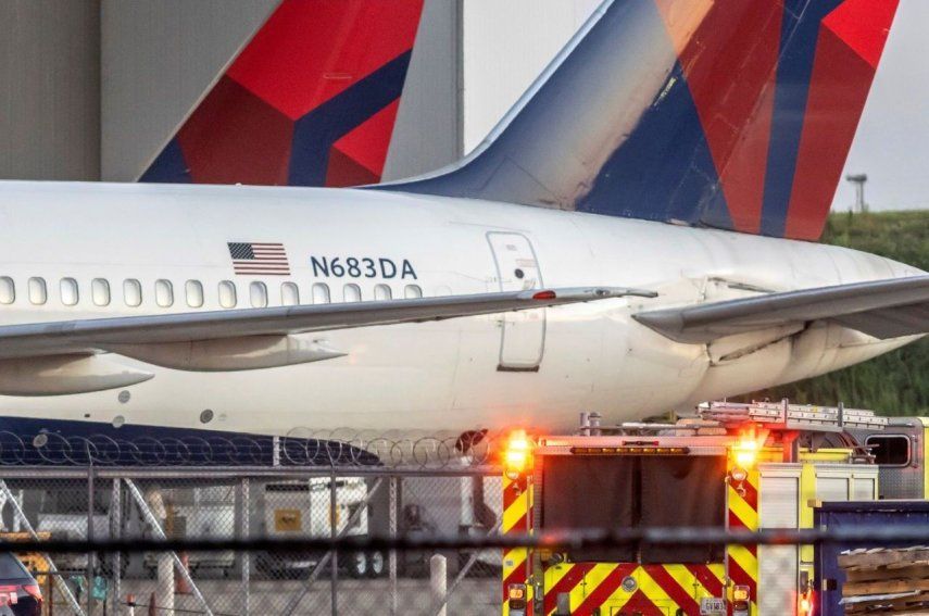 Policías y bomberos en una instalación de mantenimiento de la aerolínea Delta cerca de Aeropuerto Internacional Hartsfield-Jackson en Atlanta, el 27 de agosto del 2024.&nbsp;