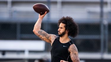En esta foto de archivo tomada el 16 de noviembre de 2019, Colin Kaepernick parece aprobar durante su entrenamiento de la NFL en la escuela secundaria Charles R Drew en Riverdale, Georgia.&nbsp;