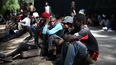 Migrantes se sientan afuera del centro de migrantes de estancia corta CETI en el enclave español del norte de África, Ceuta, el 1 de agosto de 2026.