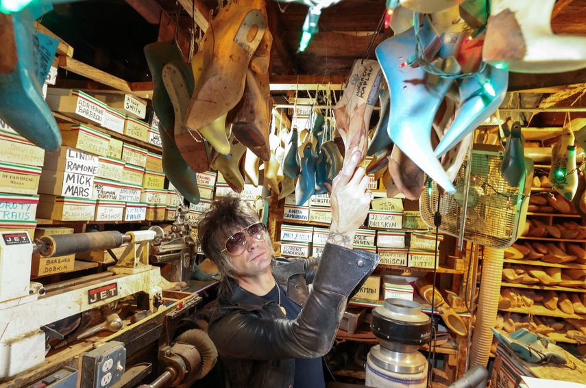 El zapatero Chris Francis posa en su taller de Los Ángeles, California, el 21 de octubre de 2025. &nbsp;