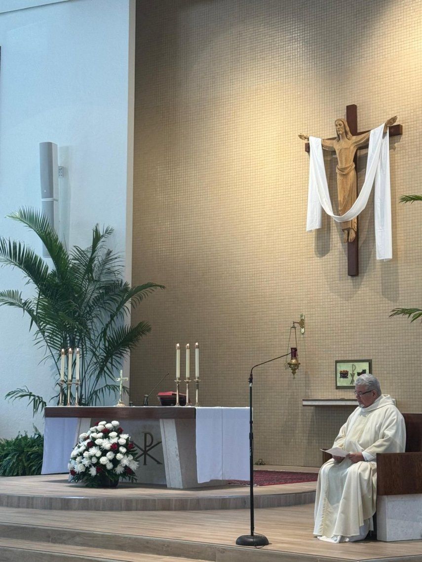 El padre José Conrado oficia una misa en la iglesia de San Miguel Arcángel en Miami, el 20 de abril de 2024.&nbsp;
