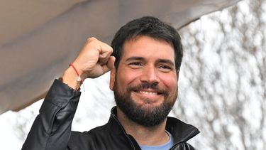 El candidato presidencial, Jan Topic, saluda a sus partidarios durante una visita a un barrio en el sur de Quito, Ecuador.