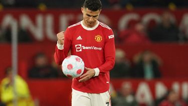 El astro portugués Cristiano Ronaldo, del Manchester United, golpea el balón después del gol de Marcos Alonso por el Chelsea en partido de la Liga Premier, en el Estadio Old Trafford de Manchester, Inglaterra, el jueves 16 de abril de 2022,
