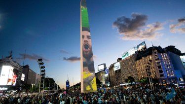 Fanáticos argentinos del fútbol se aglomeran en el Obelisco iluminado con la imagen del astro Lionel Messi, el sábado 17 de diciembre de 2022, en Buenos Aires, durante una manifestación de apoyo a la selección nacional el día previo a que el equipo disputara con Francia la final de la Copa del Mundo en Catar. Argentina derrotó en penaltis a Francia y conquistó su tercer Mundial y primero desde 1986.
