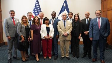 Miembros de FEBICHAM Y MBDA De derecha a izquierda: Leopoldo Martínez, Consejero especial MBDA; Leonardo  Trechi Vicepresidente Cámara Venezolana de Comercio americana; Angelica Berrizbeitia, Vicepresidenta de la Cámara venezolana americana; Juan Gabriel Valdes, embajador de Chile; Rosario María Salazar,  presidenta de la Cámara de Comercio de Costa Rica; Eric Morrissette, subsecretario adjunto de Desarrollo Empresarial de minorías del DOC; Patricio Sepúlveda, presidente de la cámara que agrupa a las Cámaras Binacionales (FEBICHAM); Angela Camacho, de la Camara de Comercio de Colombia y Daisy Zanabria, presidenta de la cámara de Comercio- paraguaya-americana.